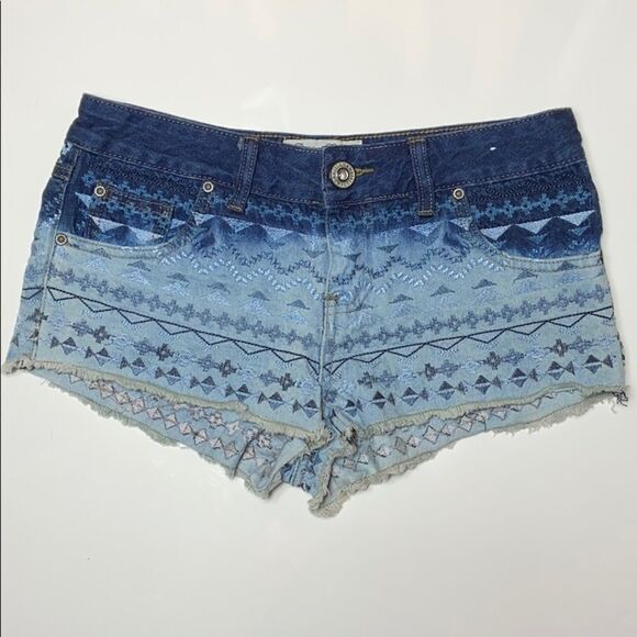 Embroidered Parisian hot pants jean shorts. Frayed hem, acid wash. - Picture 4 of 6